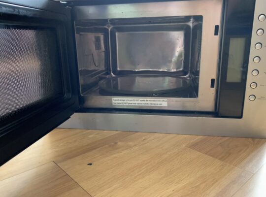 两用微波炉/烤箱出售。30镑 。很适合餐馆外卖店。