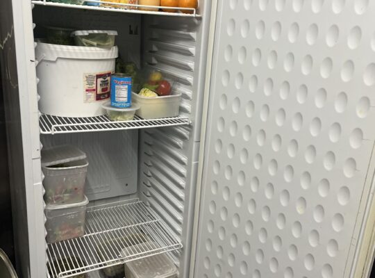 出售外卖店冰箱一台£80 ,工作正常， 5月22号或者23号 可以来取， 需自取 074041986