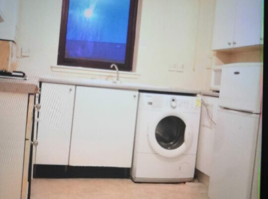 GLASGOW市中心附近两房一厅全套出租，交通方便，有家具，有网络，有私人停车位，地址：G5 0SR