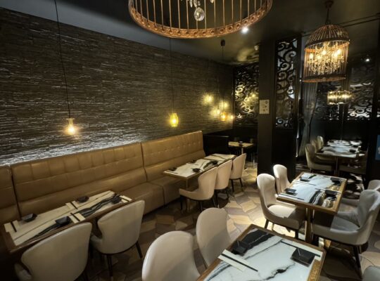 格拉斯哥大学附近主街日本料理店出卖，有七十多个座位、餐厅有外卖部，生意稳定