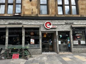 格拉斯哥大学附近主街日本料理店出卖，有七十多个座位、餐厅有外卖部，生意稳定
